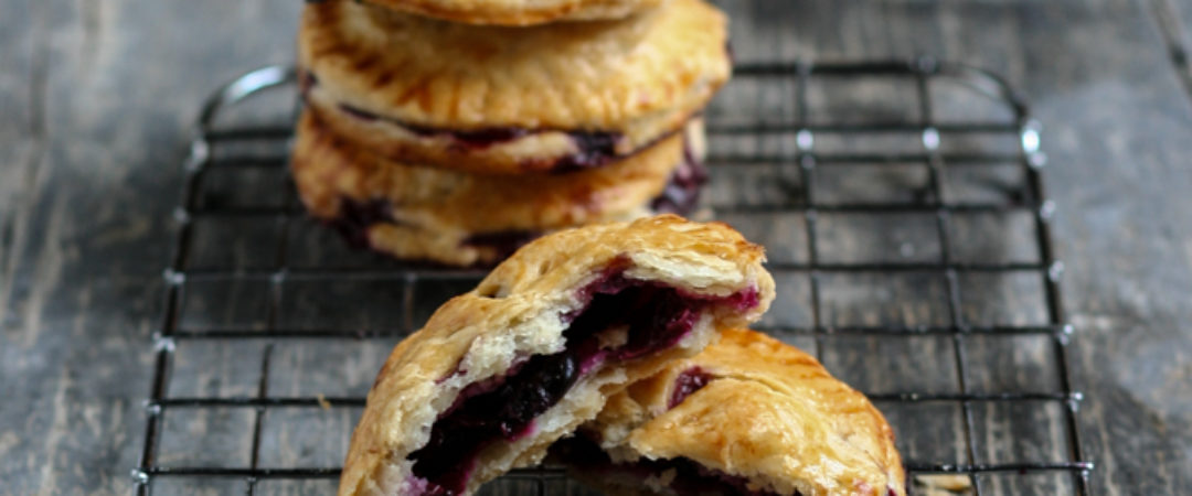 Blueberry Pies: piccole tortine ai mirtilli per riportare l’estate