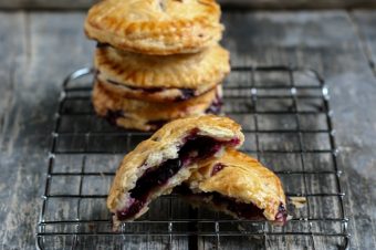 Blueberry Pies: piccole tortine ai mirtilli per riportare l’estate