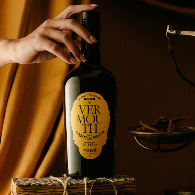 Design etichetta per Vermouth rosso di Torino "dell'Antiquario" con etichetta in rilievo e vernice lucida