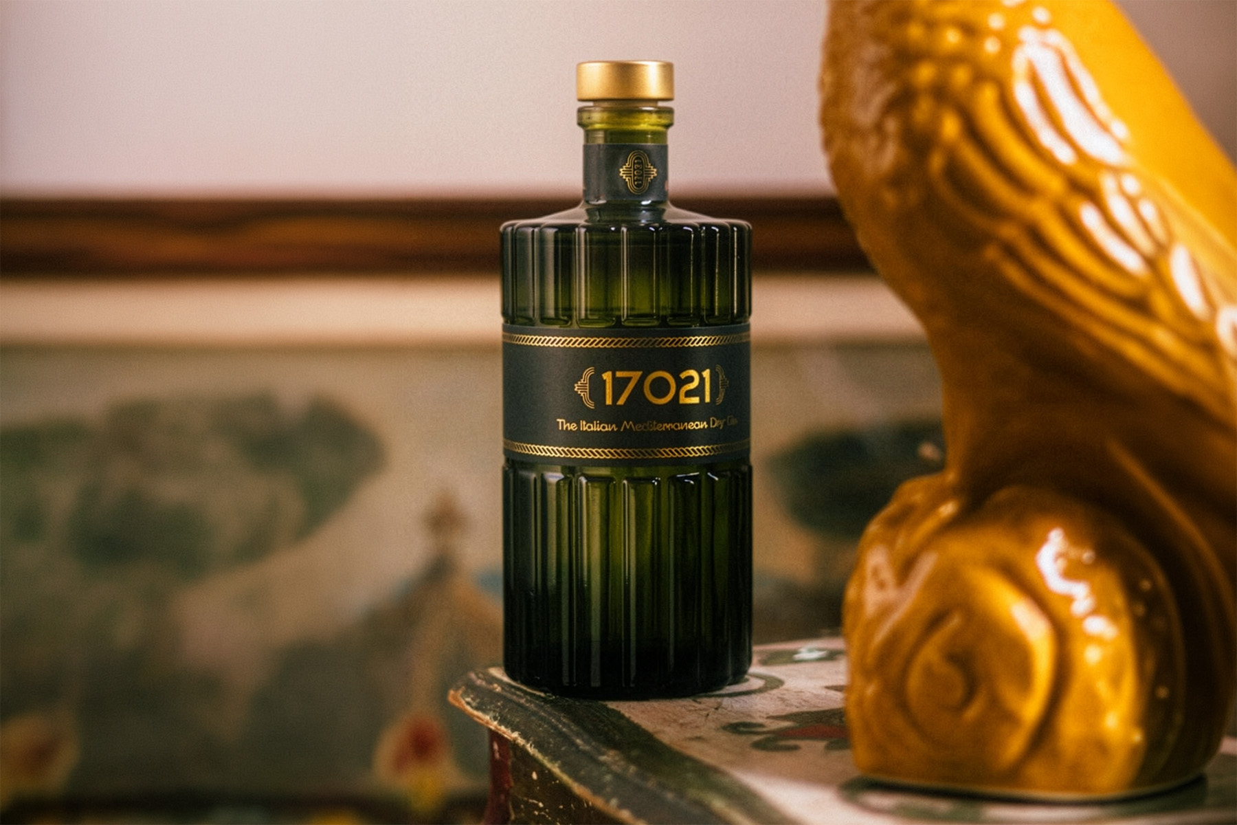 Design etichetta per Gin Premium con bottiglia Deco e lamina oro