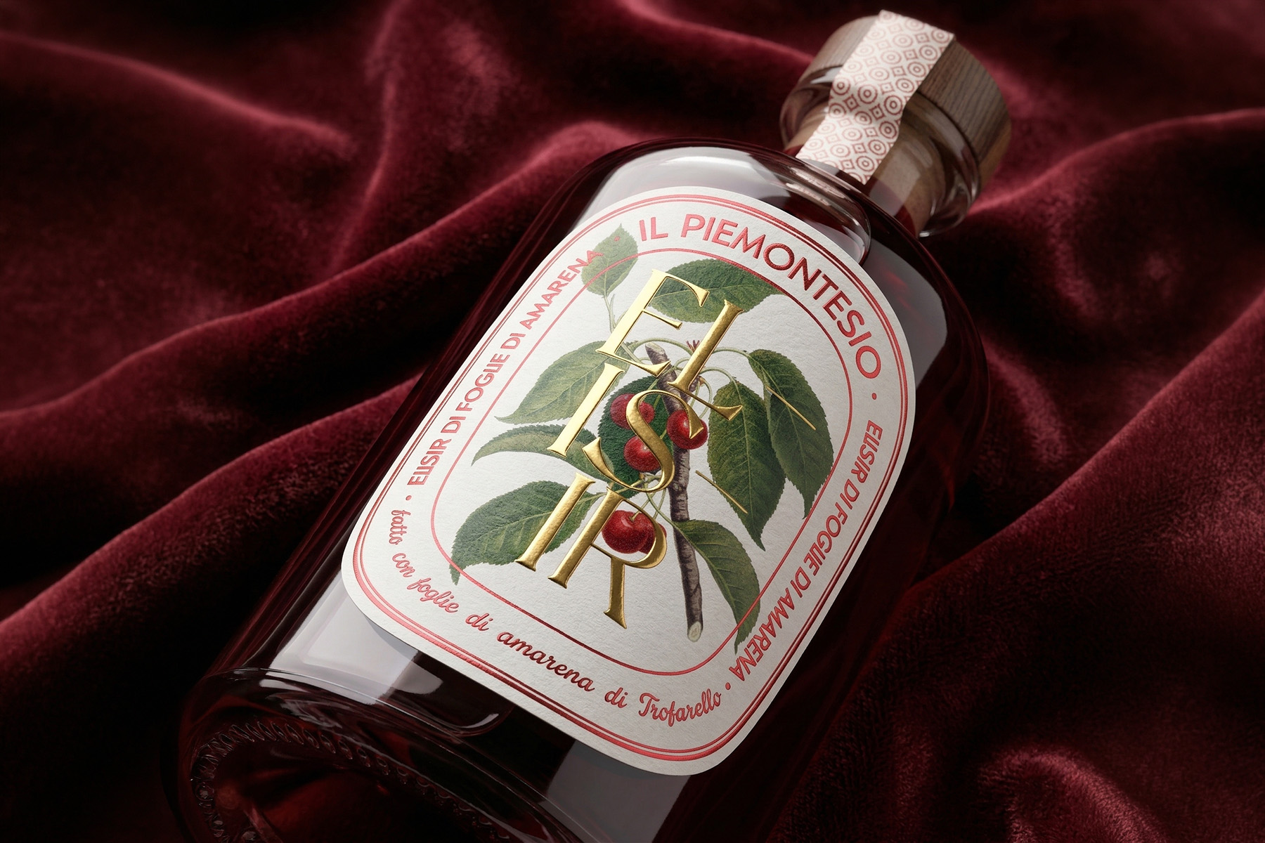Design etichetta per vino fortificato liquore a base di foglie di amarena con etichetta stile boranico premum lamina oro